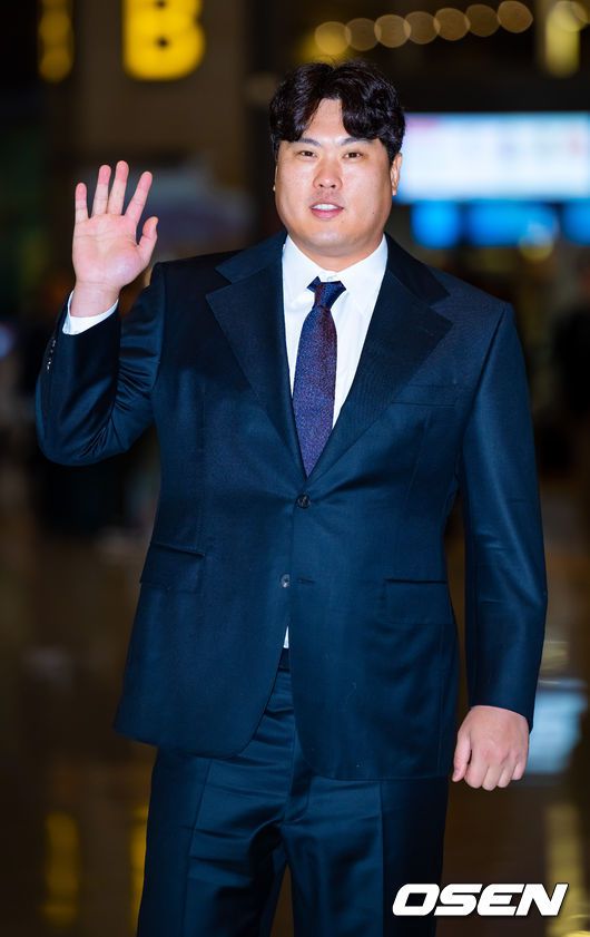 [OSEN=인천공항, 민경훈 기자]류현진이 출국장으로 향하며 인사를 하고 있다. 2024.02.23 / rumi@osen.co.kr