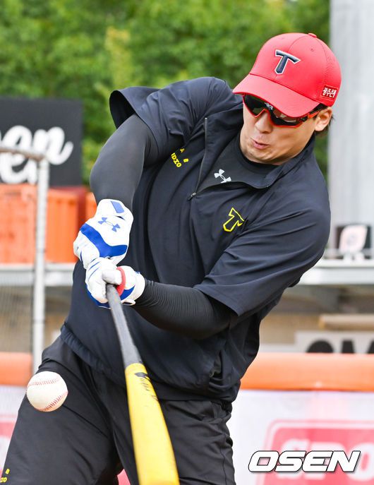 [OSEN=캔버라(호주), 박준형 기자] KIA 타이거즈가 6일 호주 캔버라 나라분다 볼파크에서 스프링캠프 일정을 소화했다.이번 스프링캠프에는 코칭스태프 19명, 선수 47명 등 67명의 선수단이 참가했다. 이번 캠프에는 2024년 신인 조대현과 김민주 또한 합류했다.KIA 나성범이 타격훈련을 하고 있다.   2024.02.06 / soul1014@osen.co.kr