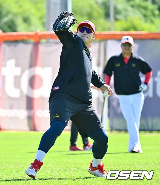 [OSEN=캔버라(호주), 박준형 기자] KIA 타이거즈가 지난 7일 호주 캔버라 나라분다 볼파크에서 스프링캠프 일정을 소화했다.KIA 나성범이 수비 훈련을 하고 있다. . 2024.02.07 / soul1014@osen.co.kr