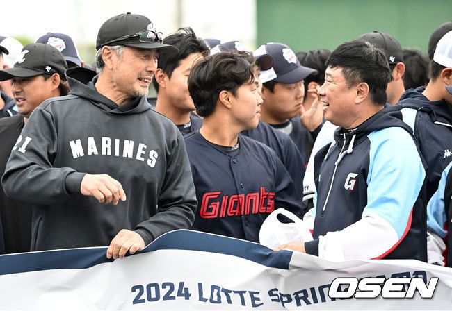 [OSEN=오키나와(일본), 조은정 기자]25일 일본 오키나와 니시자키 야구장에서 롯데 자이언츠와 일본프로야구 구단 지바 롯데 마린즈의 친선전이 열렸다. 이날 롯데 지바가 롯데 자이언츠를 상대로 8-1 승리를 거뒀다.경기 종료 후 지바 롯데 요시이 마사토 감독과 롯데 자이언츠 김태형 감독이 인사를 나누고 있다. 2024.02.25 /cej@osen.co.kr