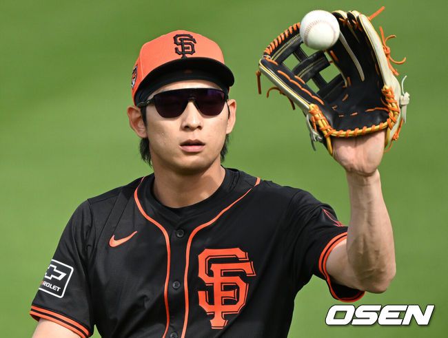[OSEN=스코츠데일(미국 애리조나주), 이대선 기자] 24일(한국시간) 미국 애리조나주 스코츠데일 스타디움에서 2024 메이저리그 샌프란시스코 자이언츠의 스프링캠프가 진행됐다.샌프란시스코 자이언츠 이정후가 캐치볼을 하고 있다. 2024.02.24 /sunday@osen.co.kr
