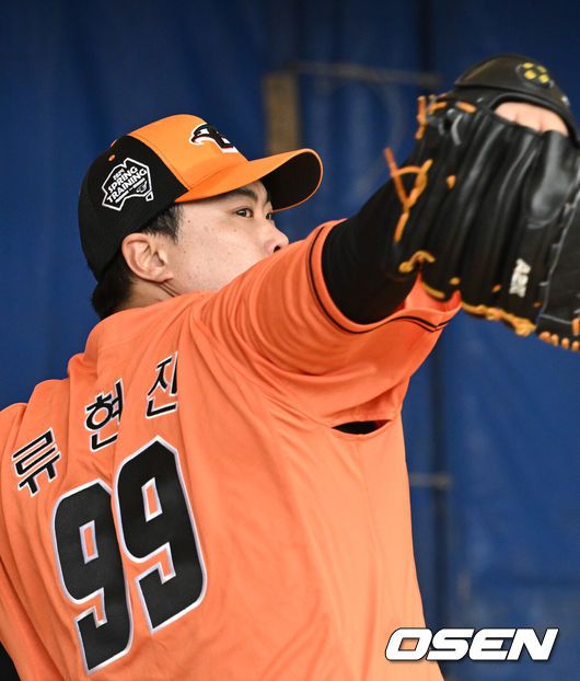 [OSEN=오키나와(일본), 조은정 기자]26일 일본 오키나와 온나손 아카마 구장에서 삼성 라이온즈와 한화 이글스의 연습경기가 열린다.한화 류현진이 불펜피칭을 하고 있다. 2024.02.26 /cej@osen.co.kr