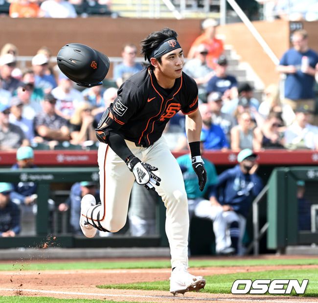 [OSEN=스코츠데일(미국 애리조나주), 이대선 기자] 28일(한국시간) 미국 애리조나주 스코츠데일 스타디움에서 2024 메이저리그 시범경기 샌프란시스코 자이언츠와 시애틀 매리너스의 경기가 진행됐다.1회말 무사에서 샌프란시스코 자이언츠 이정후가 안타를 치고 그라운드를 달리고 있다. 2024.02.28 /sunday@osen.co.kr