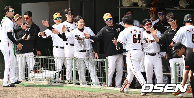 [OSEN=오키나와(일본), 조은정 기자]28일 일본 오키나와현 고친다 구장에서 한화 이글스와 KT 위즈의 스프링캠프 연습경기가 열렸다.3회말 1사 2,3루 한화 문현빈이 인사이드 더 파크 홈런을 날린 뒤 더그아웃에서 축하를 받고 있다. 2024.02.28 /cej@osen.co.kr