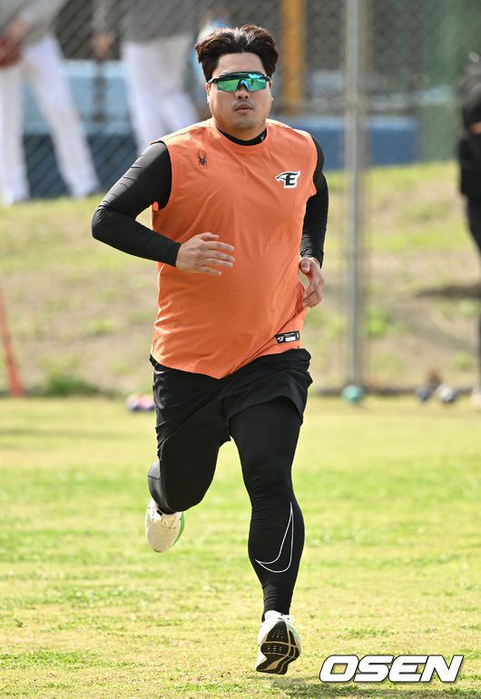 [OSEN=오키나와(일본), 조은정 기자]28일 일본 오키나와현 고친다 구장에서 한화 이글스와 KT 위즈의 스프링캠프 연습경기가 열릴 예정이다.한화 류현진이 러닝을 하고 있다. 2024.02.28 /