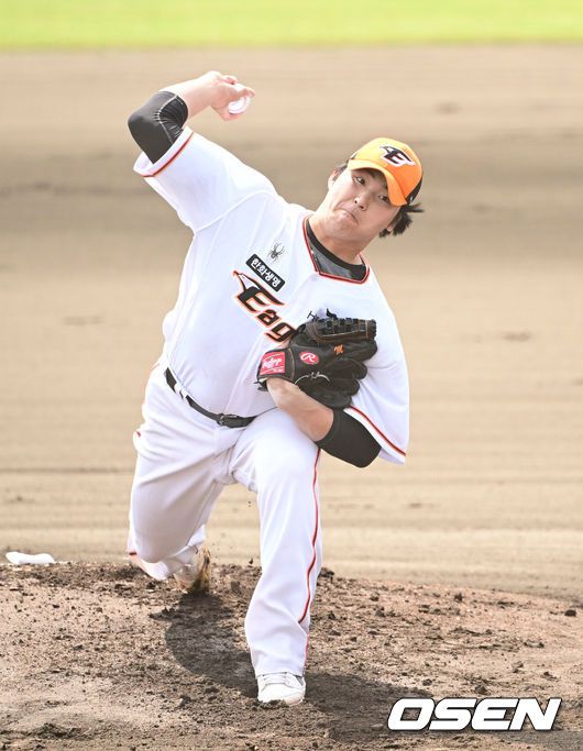 [OSEN=오키나와(일본), 조은정 기자]1회초 한화 선발 박민우가 힘차게 공을 던지고 있다. 2024.02.28 /cej@osen.co.kr