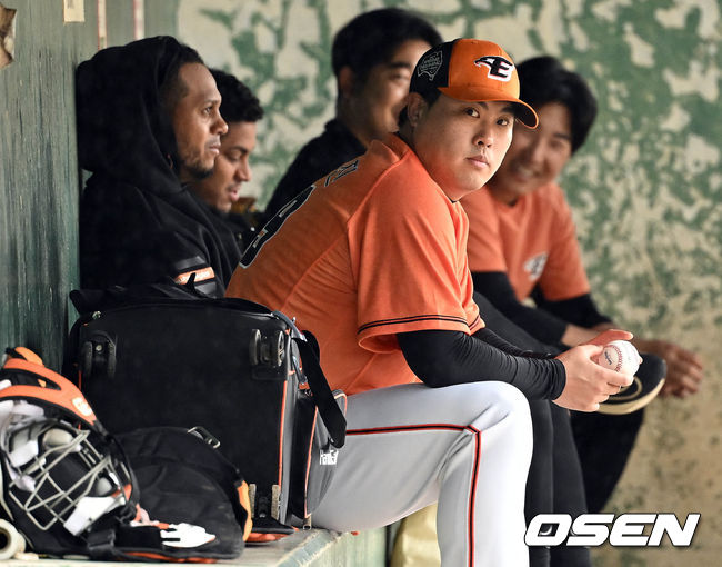 [OSEN=오키나와(일본), 조은정 기자] 한화 류현진이 1일 일본 오키나와 고친다구장에서 진행된 한화이글스 스프링캠프에서 라이브 피칭 예정이었으나 우천으로 지연됐다.한화 최원호 감독이 취재진과 인터뷰를 하고 있다. 2024.03.01/cej@osen.co.kr