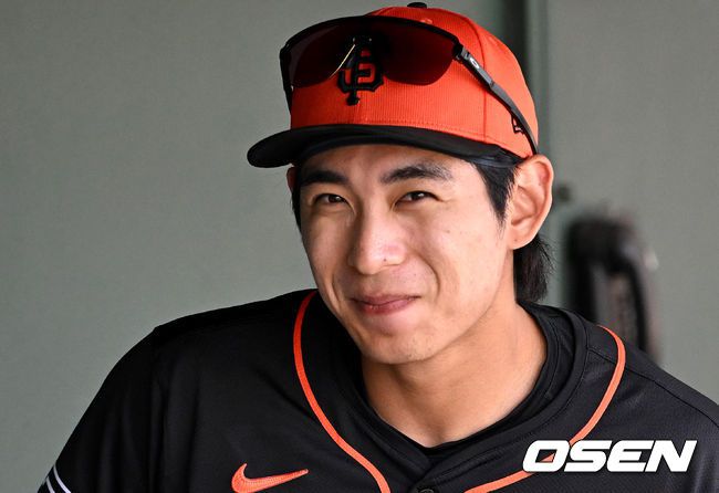 [OSEN=스코츠데일(미국 애리조나주), 이대선 기자] 28일(한국시간) 미국 애리조나주 스코츠데일 스타디움에서 2024 메이저리그 시범경기 샌프란시스코 자이언츠와 시애틀 매리너스의 경기가 진행됐다.경기에 앞서 샌프란시스코 자이언츠 이정후가 더그아웃에서 미소 짓고 있다. 2024.02.28 /sunday@osen.co.kr