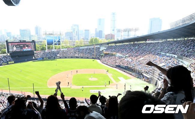 [OSEN=잠실, 최규한 기자] 5일 서울 잠실야구장에서 ‘2022 신한은행 SOL KBO리그’ LG 트윈스와 두산 베어스의 경기가 열렸다.만원 관중에 육박한 잠실야구장에서 야구팬들이 경기를 즐기고 있다. 2022.05.05 / dreamer@osen.co.kr