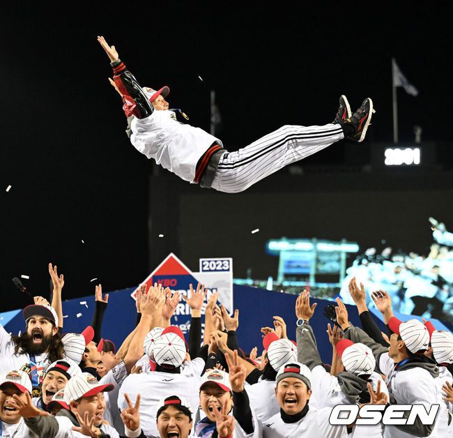 [OSEN=잠실, 이대선 기자] LG 트윈스가 29년 만에 한국시리즈 우승을 차지했다.LG는 13일 서울 잠실구장에서 열린 2023 KBO리그 한국시리즈(7전 4선승제) 5차전 KT와 경기에서 6-2로 승리했다. 이로써 LG는 1차전을 패한 후 4연승을 거두며 한국시리즈 우승을 차지했다.10월초 정규시즌 우승을일찌감치 확정지은 LG는 정규시즌이 끝나고 한국시리즈까지3주 가량 훈련을 하며 준비했다. 플레이오프에서 2연패 후 3연승 리버스 스윕,마법같은 여정으로 한국시리즈에 올라온 KT를 투타에서 압도하며 4승 1패로 승리했다.1994년 우승 이후 무려 29년 만에 숙원인 한국시리즈 우승 한풀이에 성공했다. 염경엽 감독은 넥센, SK 사령탑 시절 이루지 못한 '우승 감독'이 됐다.LG 염경염 감독이 선수단에 헹가래를 받고 있다. 2023.11.13 /sunday@osen.co.kr