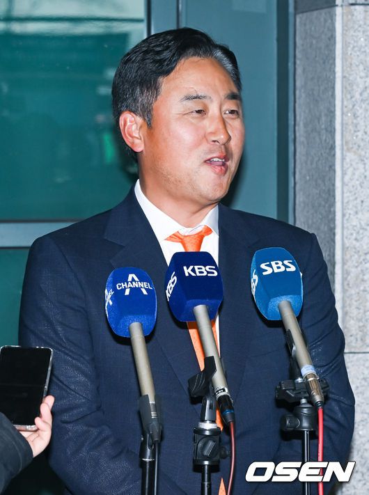 [OSEN=인천공항, 박준형 기자] 한화 이글스가 일본 오키나와 스프링캠프 훈련을 마치고 4일 오후 인천국제공항을 통해 입국했다.한화 최원호 감독이 인터뷰를 하고 있다.   2024.03.04  / soul1014@osen.co.kr