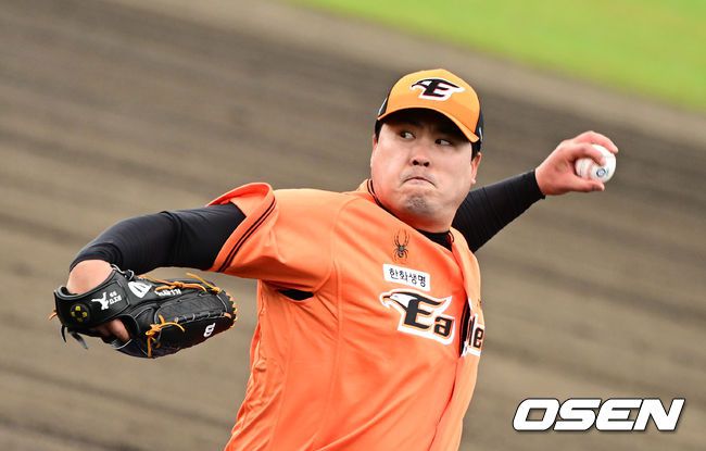 [OSEN=오키나와(일본), 조은정 기자]한화 류현진이 라이브 피칭을 하고있다. 2024.03.02 /cej@osen.co.kr
