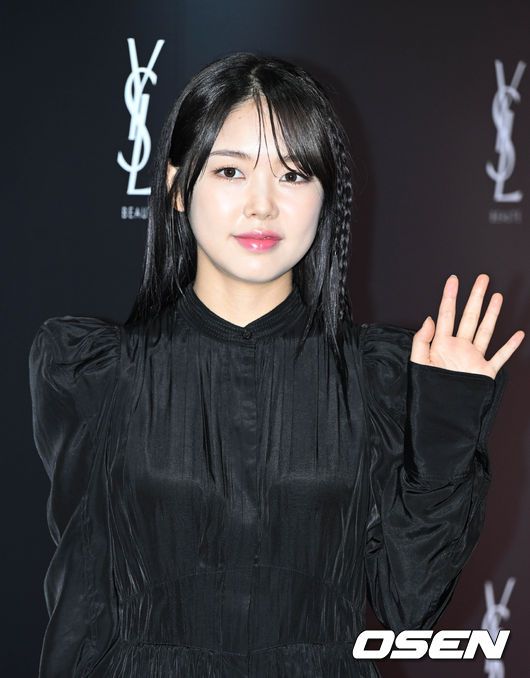 [OSEN=조은정 기자] 22일 오전 서울 강남구에서 열린 한 뷰티 브랜드 팝업스토어 포토월 행사에 에스파, 엑소 카이, 위하준, 헤이즈, 미노이, 우원재가 참석했다.가수 미노이가 포토월 행사에 참석해 포즈를 취하고 있다. 2022.08.22 /cej@osen.co.kr