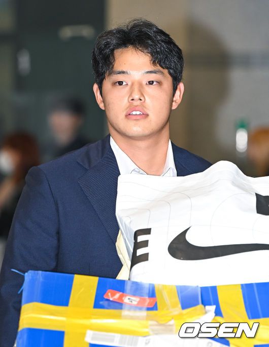 [OSEN=인천공항, 박준형 기자] 한화 이글스가 일본 오키나와 스프링캠프 훈련을 마치고 4일 오후 인천국제공항을 통해 입국했다.한화 문동주가 입국장을 나서고 있다.   2024.03.04  /
