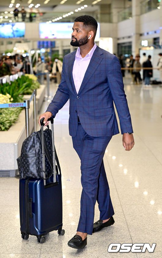 [OSEN=인천공항, 최규한 기자] 프로야구 두산 베어스가 2024 시즌을 준비하는 스프링캠프를 마친 뒤 6일 오후 인천공항을 통해 귀국했다.두산 외국인투수 알칸타라가 입국장을 나서고 있다. 2024.03.06 / dreamer@osen.co.kr