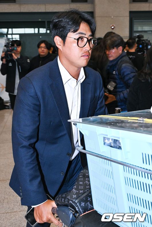 [OSEN=인천공항, 박준형 기자] 한화 이글스가 일본 오키나와 스프링캠프 훈련을 마치고 4일 오후 인천국제공항을 통해 입국했다.한화 채은성이 입국장을 나서고 있다.     2024.03.04  / soul1014@osen.co.kr