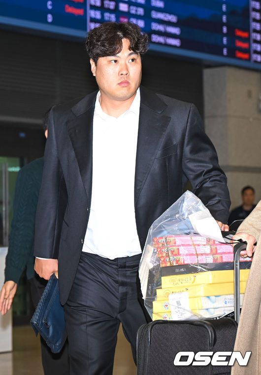 [OSEN=인천공항, 박준형 기자]한화 류현진이 입국장을 나서고 있다.  2024.03.04  / soul1014@osen.co.kr