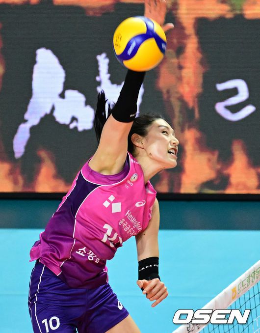 [OSEN=지형준 기자] 1일 오후 인천삼산월드체육관에서 도드람 2023-2024 V리그 여자부 흥국생명과 한국도로공사의 경기가 열렸다.3세트 흥국생명 김연경이 강타를 날리고 있다. 2024.03.01 /jpnews@osen.co.kr