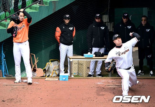 [OSEN=대전, 최규한 기자] 프로야구 한화 이글스가 2024 시즌을 앞두고 7일 대전 한화생명이글스파크에서 자체 평가전을 가졌다.평가전을 앞두고 한화 선발 류현진과 문동주가 불펜 피칭을 하고 있다. 2024.03.07 / dreamer@osen.co.kr
