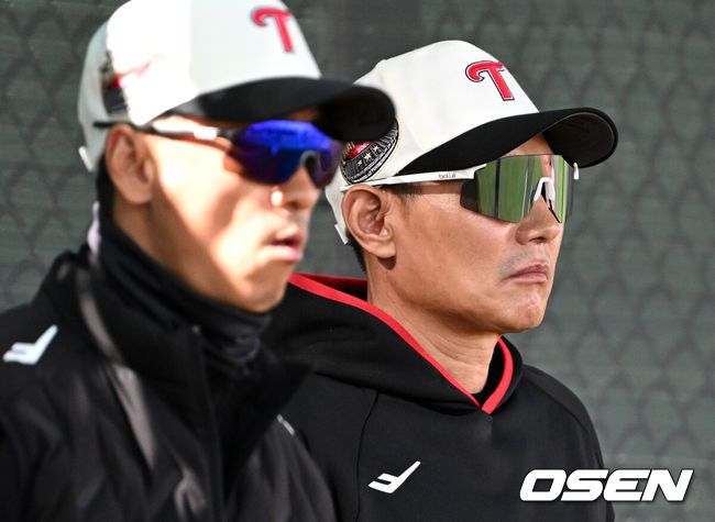 [OSEN=스코츠데일(미국 애리조나주), 이대선 기자] 3일(한국시간) 미국 애리조나주 스코츠데일에 위치한 인디언 스쿨 파크 베이스볼 필드에서 LG 트윈스의 스프링캠프가 진행됐다.LG 염경엽 감독이 진우영의 불펜 피칭을 바라보고 있다. 2024.02.03 /sunday@osen.co.kr