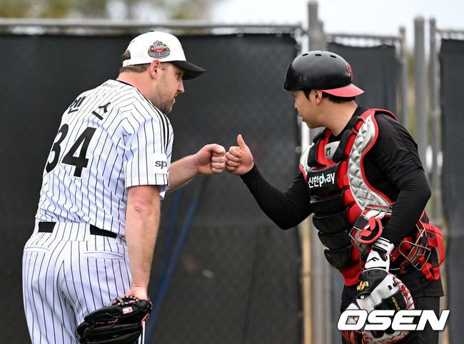 [OSEN=스코츠데일(미국 애리조나주), 이대선 기자] 7일(한국시간) 미국 애리조나주 스코츠데일에 위치한 인디언 스쿨 파크 베이스볼 필드에서 LG 트윈스의 스프링캠프가 진행됐다.LG 불펜 피칭을 마친 엔스가 포수와 하이파이브를 하고 있다. 2024.02.07 /sunday@osen.co.kr