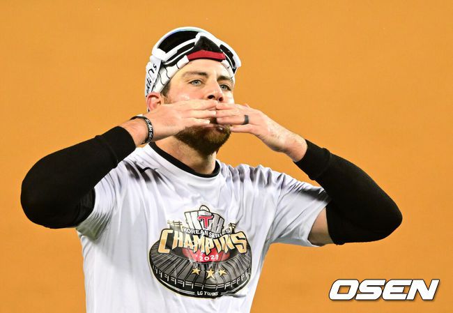 [OSEN=잠실, 지형준 기자] LG 트윈스가 29년 만에 한국시리즈 우승을 차지했다.LG는 13일 서울 잠실구장에서 열린 2023 KBO리그 한국시리즈(7전 4선승제) 5차전 KT와 경기에서 6-2로 승리했다. 이로써 LG는 1차전을 패한 후 4연승을 거두며 한국시리즈 우승을 차지했다. LG 오스틴이 팬들과 우승을 기뻐하고 있다.2023.11.13 / jpnews.osen.co.kr