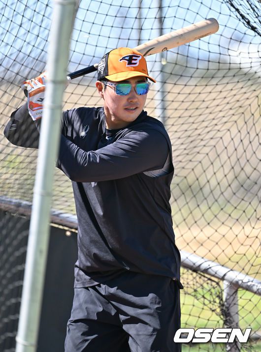 [OSEN=멜버른(호주), 박준형 기자] 한화 이글스가 3일 호주 빅토리아주 멜버른에 위치한 멜버른볼파크에서 스프링캠프를 진행했다.채은성이 타격훈련을 하고 있다.  2024.02.03 / soul1014@osen.co.kr
