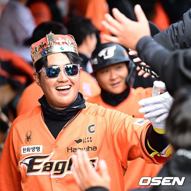 [OSEN=대전, 최규한 기자] 프로야구 한화 이글스가 2024 시즌을 앞두고 7일 대전 한화생명이글스파크에서 자체 평가전을 가졌다.7회초 한화 채은성이 달아나는 투런포를 날리고 더그아웃에서 동료들과 기뻐하고 있다. 2024.03.07 / dreamer@osen.co.kr