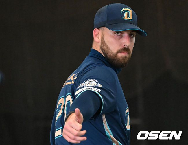 [OSEN=투손(미국 애리조나주), 이대선 기자] 11일(한국시간) 미국 애리조나주 투손에 위치한 리드 파크 에넥스필드에서 NC 다이노스의 스프링캠프가 진행됐다.NC 카스타노가 불펜 피칭을 마치고 엄지를 들어 올리고 있다. 2024.02.11 /sunday@osen.co.kr