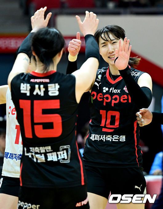 [OSEN=광주, 최규한 기자] 8일 오후 광주 풍암동 페퍼스타디움에서 열린 ‘도드람 2023-2024 V리그’ 여자부 페퍼저축은행과 흥국생명의 경기, 홈팀 페퍼저축은행이 흥국생명을 세트스코어 3-1(18-25, 25-22, 25-23, 25-14)로 잡아내며 시즌 4승을 달성했다.4세트, 페퍼저축은행 박정아와 박사랑이 서로를 격려하고 있다. 2024.03.08 / dreamer@osen.co.kr