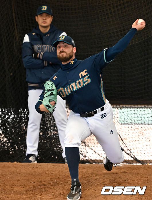 [OSEN=투손(미국 애리조나주), 이대선 기자] 11일(한국시간) 미국 애리조나주 투손에 위치한 리드 파크 에넥스필드에서 NC 다이노스의 스프링캠프가 진행됐다.NC 카스타노가 불펜 피칭을 하고 있다. 2024.02.11 /sunday@osen.co.kr