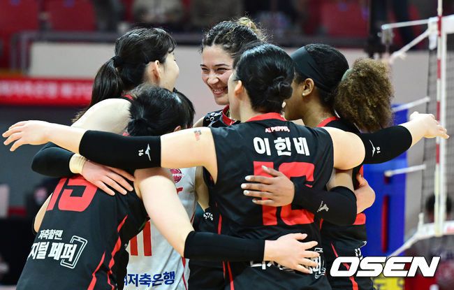 [OSEN=광주, 최규한 기자] 8일 오후 광주 풍암동 페퍼스타디움에서 열린 ‘도드람 2023-2024 V리그’ 여자부 페퍼저축은행과 흥국생명의 경기, 홈팀 페퍼저축은행이 흥국생명을 세트스코어 3-1(18-25, 25-22, 25-23, 25-14)로 잡아내며 시즌 4승을 달성했다.승리한 페퍼저축은행 선수들이 기뻐하고 있다. 2024.03.08 / dreamer@osen.co.kr