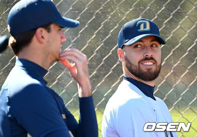 [OSEN=투손(미국 애리조나주), 이대선 기자] 10일(한국시간) 미국 애리조나주 투손에 위치한 리드 파크 에넥스필드에서 NC 다이노스의 스프링캠프가 진행됐다.NC 하트와 카스티노가 동료들의 불펜 피칭을 바라보고 있다. 2024.02.10 /sunday@osen.co.kr