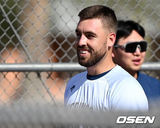 [OSEN=투손(미국 애리조나주), 이대선 기자]NC 대니얼 카스타노가 미소를 짓고 있다. 2024.02.04 /sunday@osen.co.kr