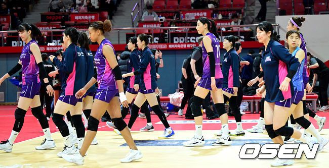 [OSEN=광주, 최규한 기자] 8일 오후 광주 풍암동 페퍼스타디움에서 열린 ‘도드람 2023-2024 V리그’ 여자부 페퍼저축은행과 흥국생명의 경기, 홈팀 페퍼저축은행이 흥국생명을 세트스코어 3-1(18-25, 25-22, 25-23, 25-14)로 잡아내며 시즌 4승을 달성했다.경기를 마치고 흥국생명 선수들이 발걸음을 옮기고 있다. 2024.03.08 / dreamer@osen.co.kr