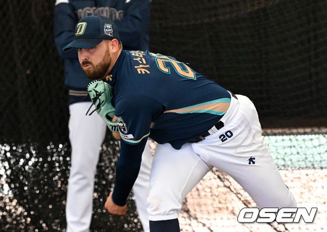 [OSEN=투손(미국 애리조나주), 이대선 기자] 11일(한국시간) 미국 애리조나주 투손에 위치한 리드 파크 에넥스필드에서 NC 다이노스의 스프링캠프가 진행됐다.NC 카스타노가 불펜 피칭을 하고 있다. 2024.02.11 /sunday@osen.co.kr