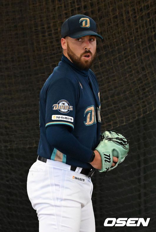 [OSEN=투손(미국 애리조나주), 이대선 기자] 11일(한국시간) 미국 애리조나주 투손에 위치한 리드 파크 에넥스필드에서 NC 다이노스의 스프링캠프가 진행됐다.NC 카스타노가 불펜 피칭을 마치고 엄지를 들어 올리고 있다. 2024.02.11 /sunday@osen.co.kr