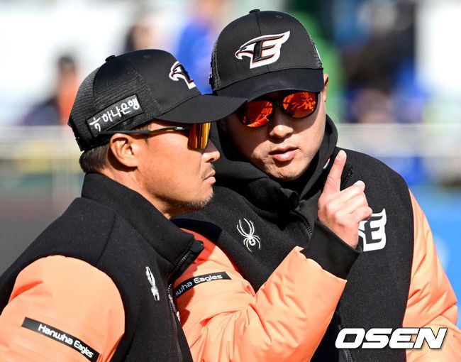 [OSEN=대전, 최규한 기자] ‘돌아온 괴물’ 류현진 효과로 9년 만에 시범경기 매진을 이룬 한화 이글스가 1만2000명 만원 관중들에게 승리를 선사했다.한화는 9일 대전 한화생명이글스파크에서 열린 2024 KBO리그 시범경기 개막전에서 삼성 라이온즈를 6-2로 꺾었다.경기를 마치고 한화 최원호 감독과 정경배 수석코치가 대화를 나누고 있다. 2024.03.09 / dreamer@osen.co.kr