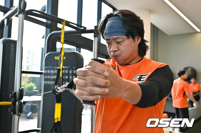 [OSEN=멜버른(호주), 박준형 기자]웨이트 트레이닝에서 김범수가 근력 훈련을 하고 있다. 2024.02.02 / soul1014@osen.co.kr