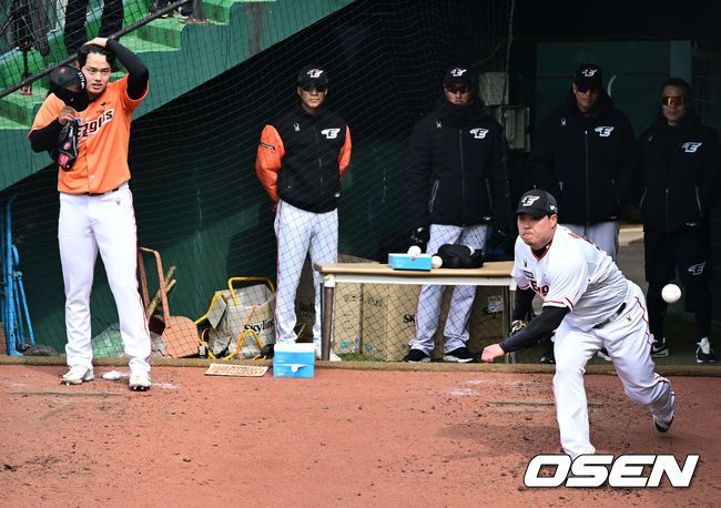 [OSEN=대전, 최규한 기자] 프로야구 한화 이글스가 2024 시즌을 앞두고 7일 대전 한화생명이글스파크에서 자체 평가전을 가졌다.평가전을 앞두고 한화 선발 류현진과 문동주가 불펜 피칭을 하고 있다. 2024.03.07 / dreamer@osen.co.kr