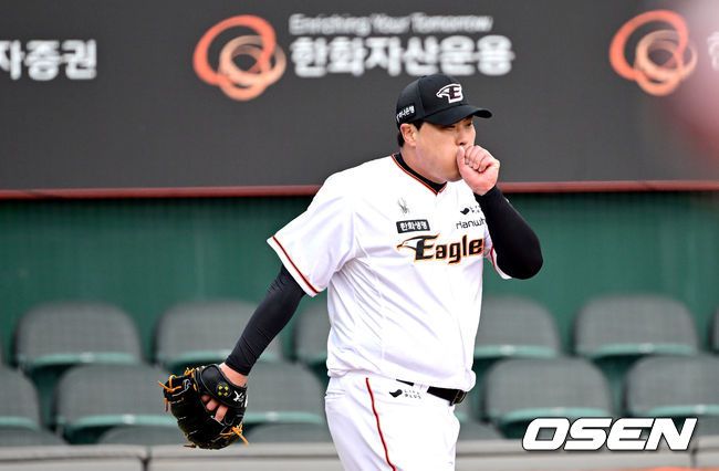 [OSEN=대전, 최규한 기자] 프로야구 한화 이글스가 2024 시즌을 앞두고 7일 대전 한화생명이글스파크에서 자체 평가전을 가졌다.2회초 실점한 한화 선발 류현진이 손에 바람을 불고 있다. 2024.03.07 / dreamer@osen.co.kr