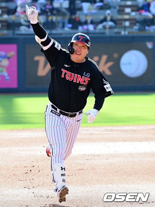 [OSEN=수원, 박준형 기자] 9일 수원KT위즈파크에서 ‘2024 신한은행 SOL KBO리그’ 시범경기 KT 위즈와 LG 트윈스의 경기가 진행됐다.6회말 KT 문상철이 피치클락 경고를 받고 있다.    2024.03.09 / soul1014@osen.co.kr