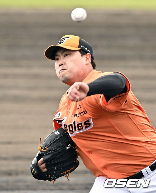 [OSEN=오키나와(일본), 조은정 기자] 한화 류현진이 라이브 피칭을 하고 있다. 2024.03.02 /cej@osen.co.kr