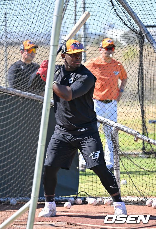 [OSEN=멜버른(호주), 박준형 기자] 한화 이글스가 3일 호주 빅토리아주 멜버른에 위치한 멜버른볼파크에서 스프링캠프를 진행했다.페라자가 타격훈련을 하고 있다.  2024.02.03 / soul1014@osen.co.kr
