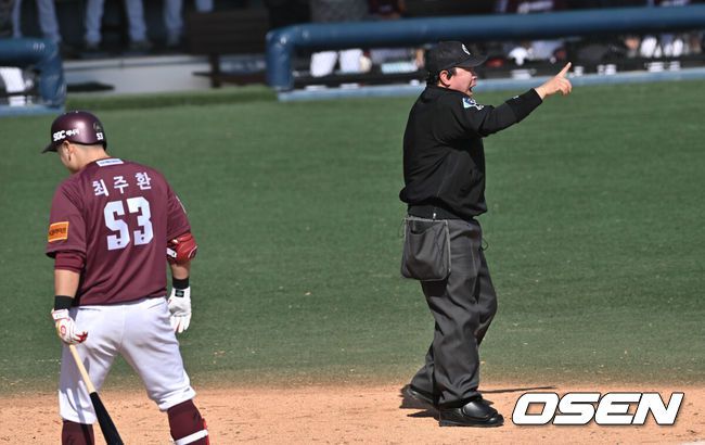 [OSEN=이천, 조은정 기자]9일 이천 베어스파크에서 ‘2024 신한은행 SOL KBO리그’ 두산 베어스와 키움 히어로즈의 시범경기가 열렸다.5회초 1사 1,2루 심판이 두산 투수 최준호를 향해 피치클락 위반을 경고하고 있다. 2024.03.09 /cej@osen.co.kr