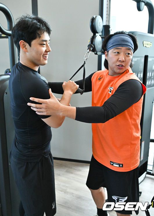 [OSEN=멜버른(호주), 박준형 기자]웨이트 트레이닝에서 김범수가 문동주의 어깨를 만지며 이야기 하고 있다. 2024.02.02 / soul1014@osen.co.kr
