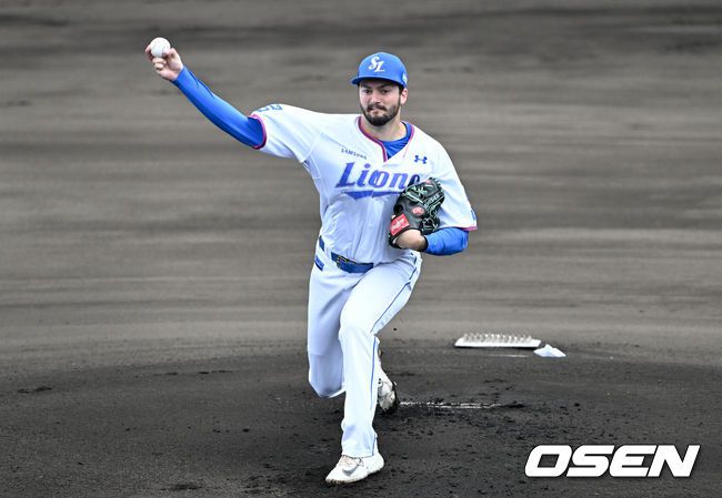 [OSEN=오키나와(일본), 조은정 기자]26일 일본 오키나와 온나손 아카마 구장에서 삼성 라이온즈와 한화 이글스의 연습경기가 열렸다.1회초 삼성 선발 코너가 힘차게 공을 던지고 있다. 2024.02.26 /cej@osen.co.kr