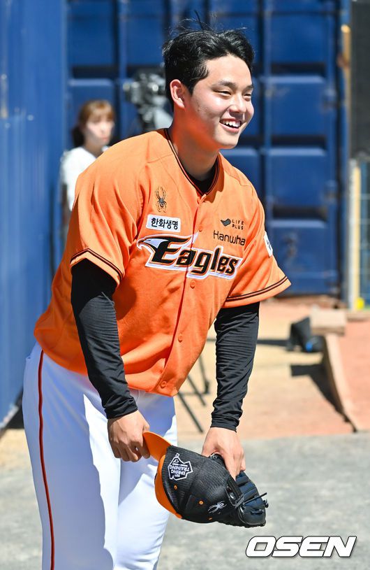 [OSEN=멜버른(호주), 박준형 기자]한화 문동주가 최재훈에게 인사를 하고 있다.  2024.02.03 / soul1014@osen.co.kr