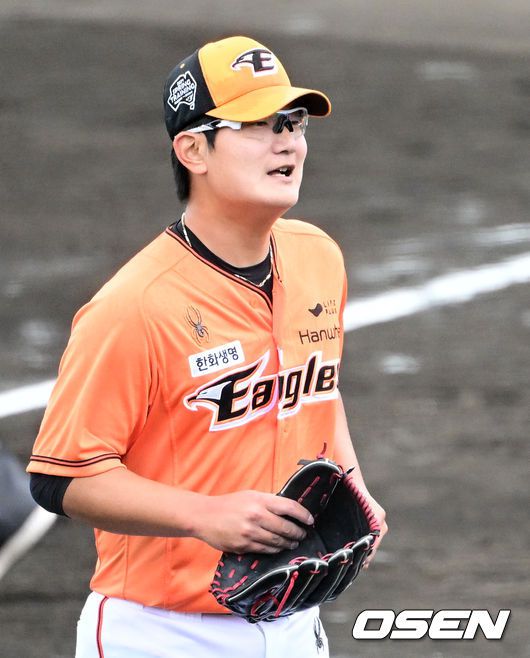 [OSEN=오키나와(일본), 조은정 기자]26일 일본 오키나와 온나손 아카마 구장에서 삼성 라이온즈와 한화 이글스의 연습경기가 열렸다.4회말 2사 만루 한화 김서현이 삼성 구자욱을 땅볼 유도하며 위기를 넘긴 뒤 미소를 짓고 있다. 2024.02.26 /cej@osen.co.kr