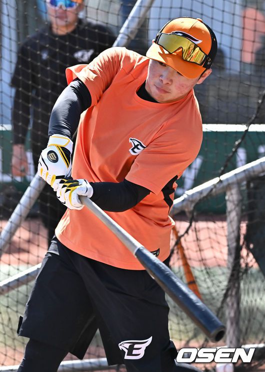 [OSEN=멜버른(호주), 박준형 기자] 한화 이글스가 2일(이하 한국시각) 호주 빅토리아주 멜버른에 위치한 멜버른볼파크에서 스프링캠프를 진행했다.한화 선수단은 지난달 30일에 도착해 31일까지 휴식하고 1일부터 ‘3일 훈련 1일 휴식’ 일정을 소화하기 시작했다.문현빈이 타격훈련을 하고 있다. .  2024.02.02 / soul1014@osen.co.kr